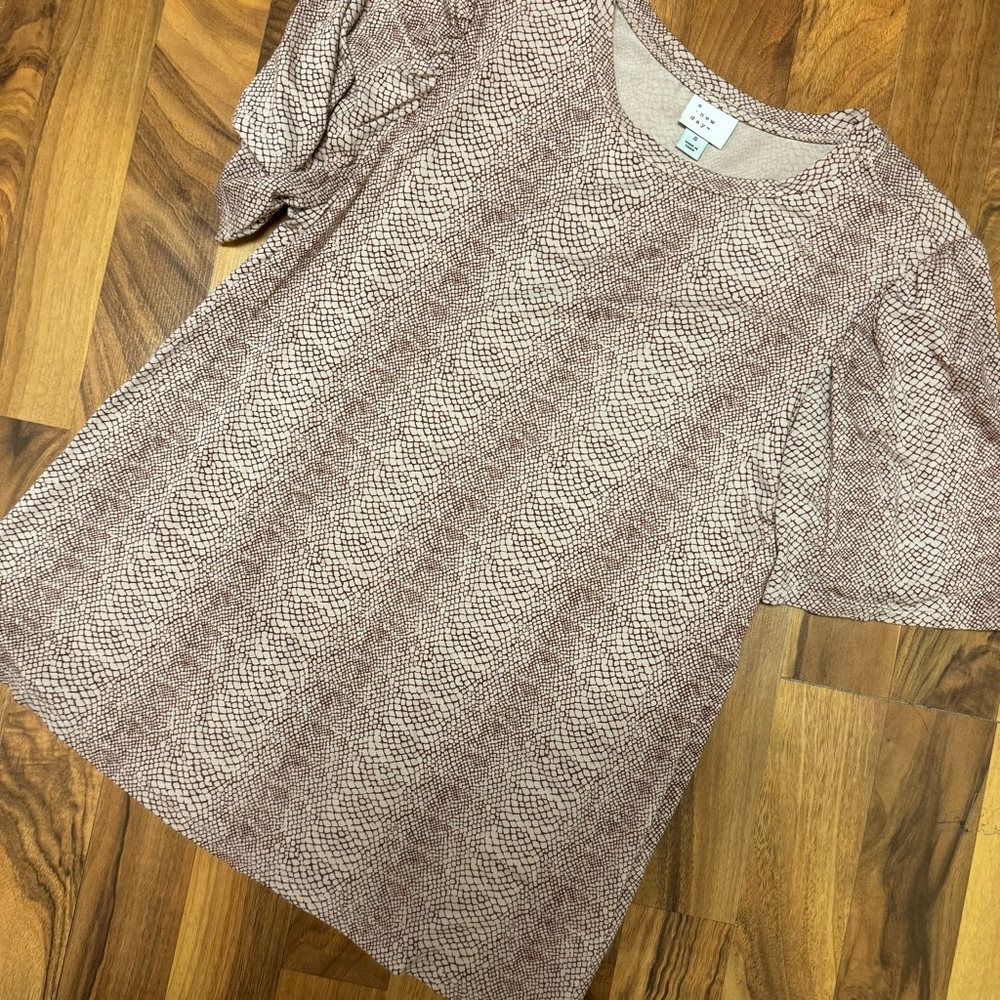 Silky printed top with ruffle sleeves. Size S